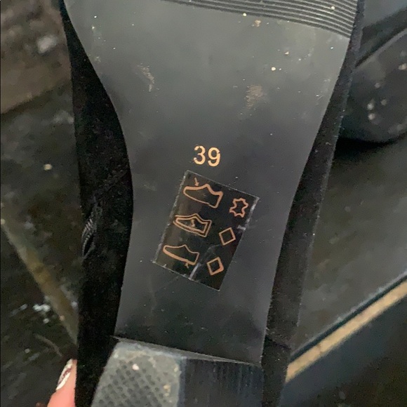 Le Chateau black booties: size 39 (size 9 woman’s) - Picture 3 of 6